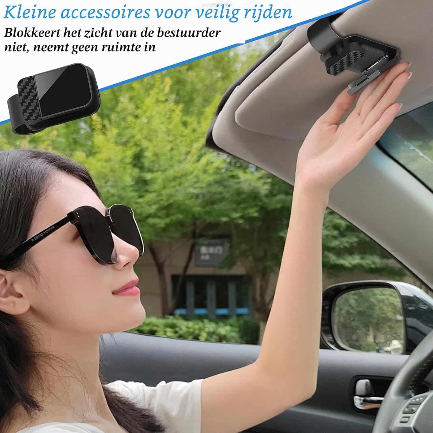 Vrouw toont de plaatsing van de brilhouder op de zonneklep